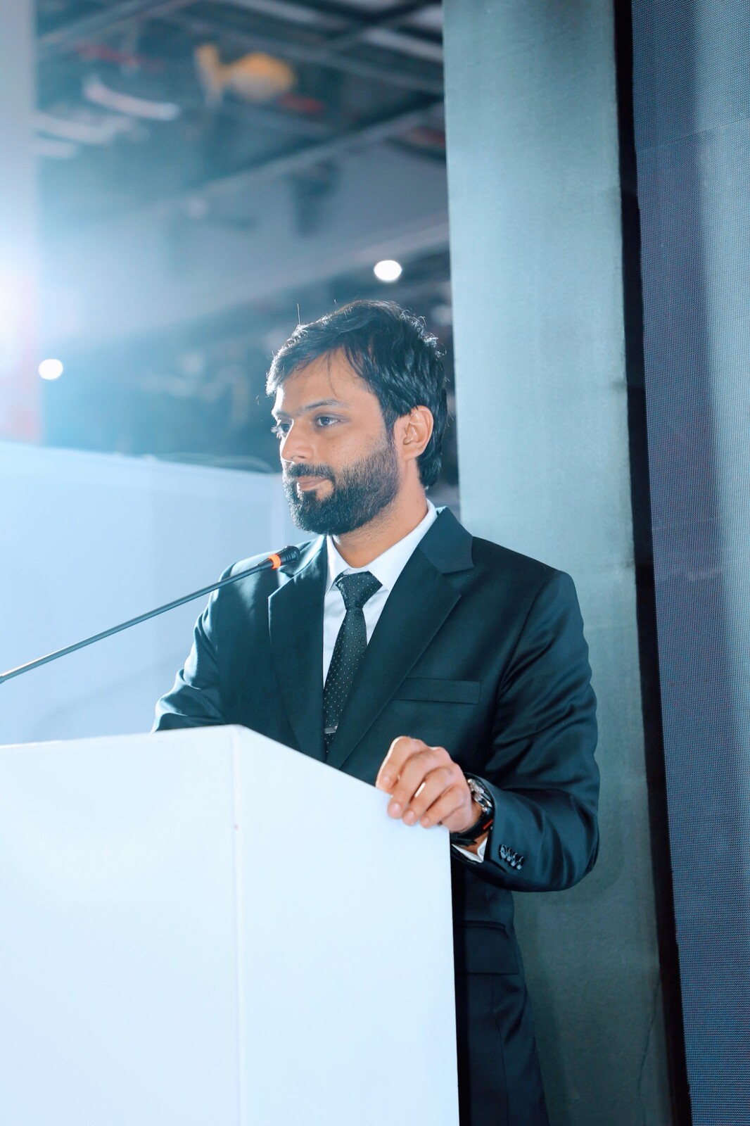 Moosi Kazmi speaking at an optical industry event